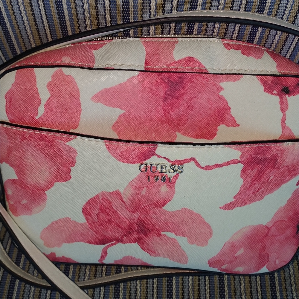 Guess - Picture 11 of 11
